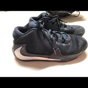 COPY - Boys Nike Giannis Antetokounmpo size 5Y